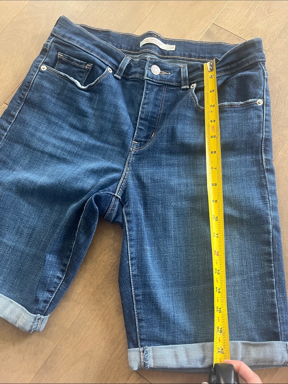 Levi’s woman jeans shorts size 28 classic Bermuda short - Picture 3 of 3